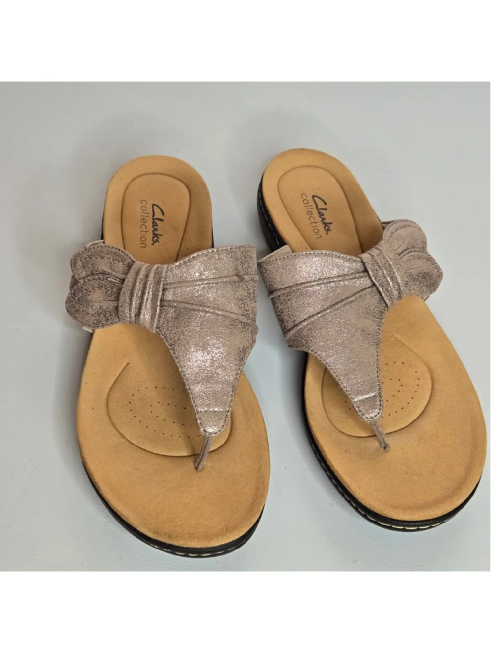 Clarks Laureann Rae Bow Accent Slip-On Thong Taupe Metallic Sandals Sz 12
